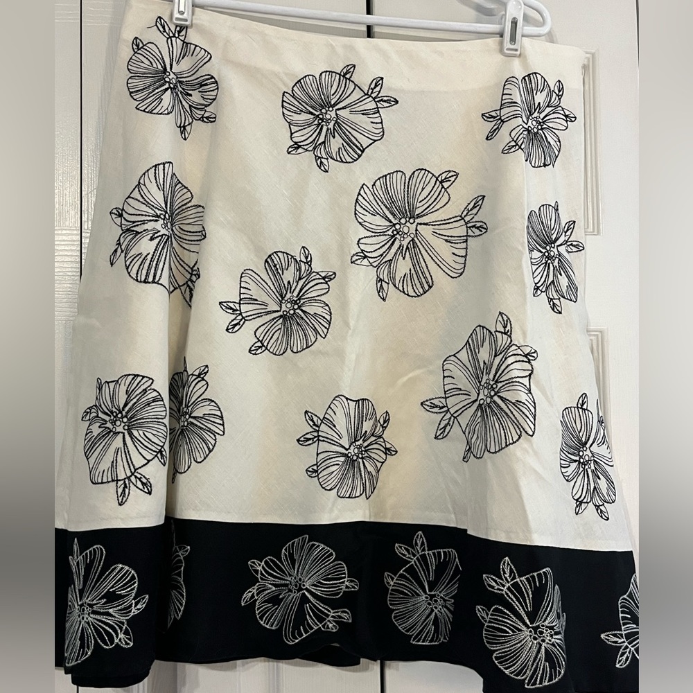 La Boutique Brand Linen, Lined Knee-Length Skirt w/Embroidered Flowers. Size 16.